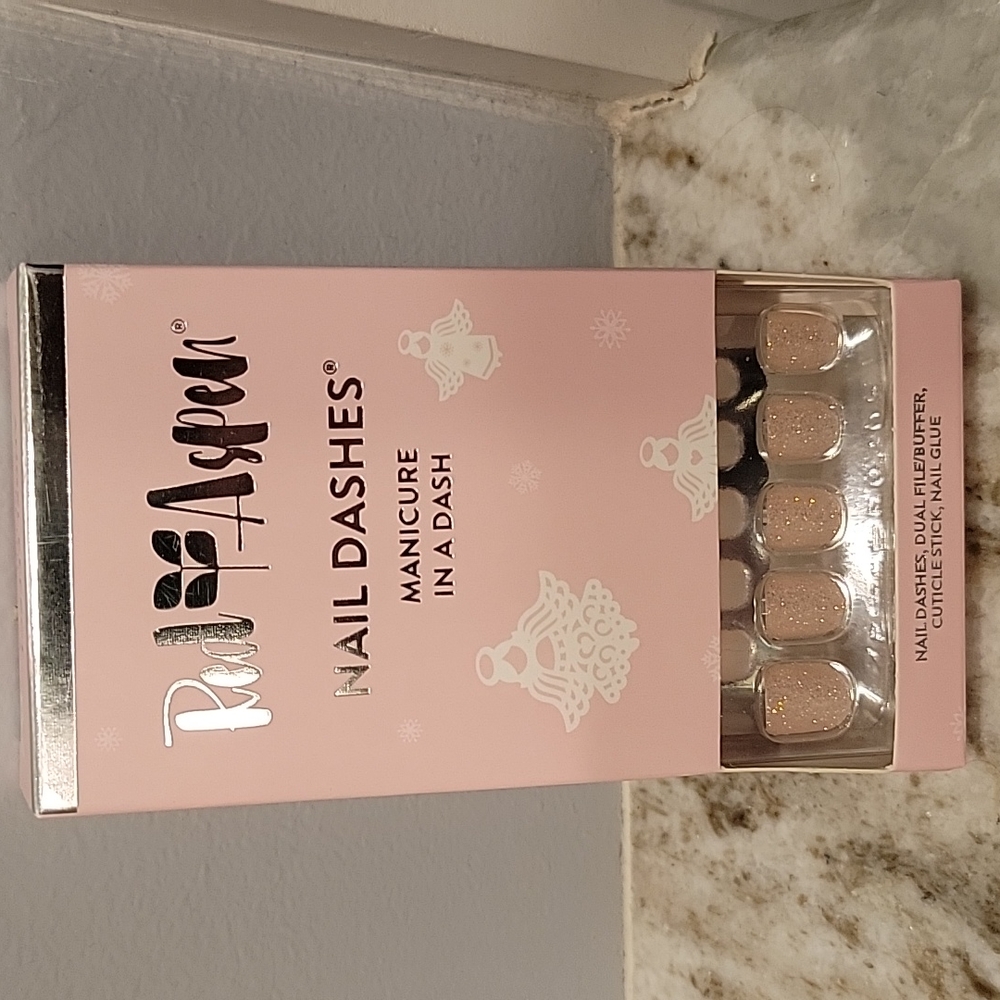 Red Aspen nails dashes